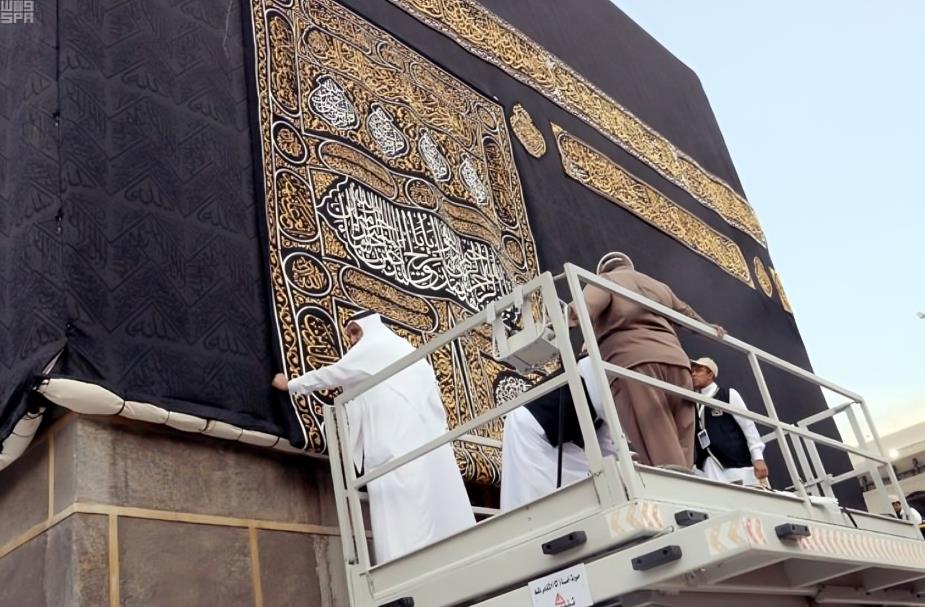 تُقام في منتصف شهر ذي القعدة.. طقوس تغيير كسوة الكعبة| بالصور