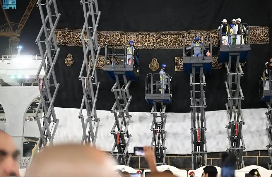 تُقام في منتصف شهر ذي القعدة.. طقوس تغيير كسوة الكعبة| بالصور