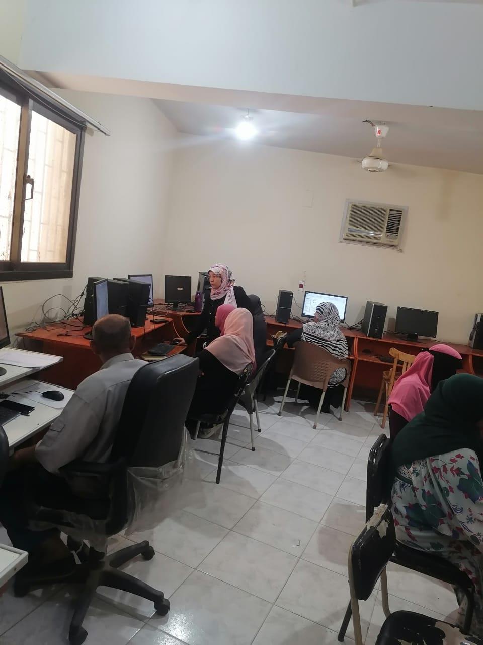 دورات تدريبية متخصصة لرفع كفاءة العاملين بالقطاع الحكومي في محافظة الأقصر| صور