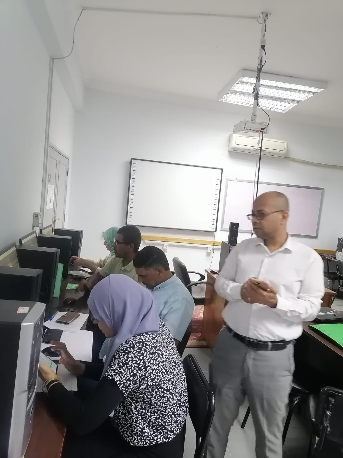 دورات تدريبية متخصصة لرفع كفاءة العاملين بالقطاع الحكومي في محافظة الأقصر| صور