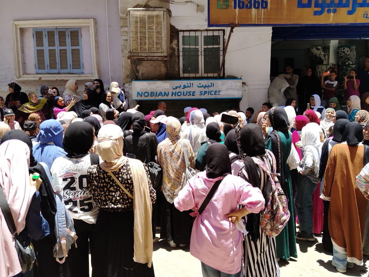 الطبل والمزمار البلدي يعلنان فرحة طلاب أسوان بانتهاء الامتحانات