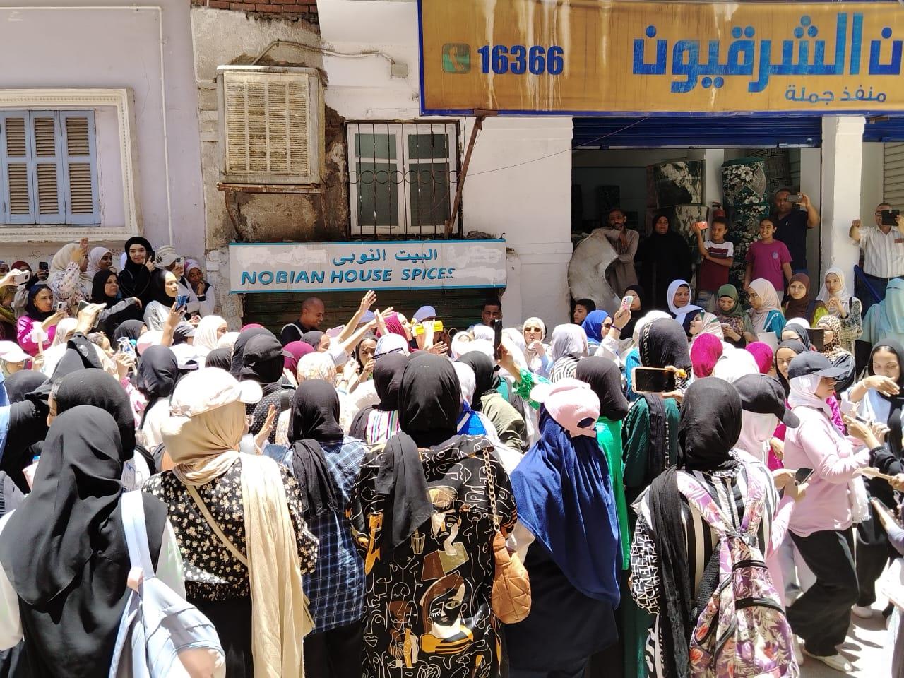 الطبل والمزمار البلدي يعلنان فرحة طلاب أسوان بانتهاء الامتحانات