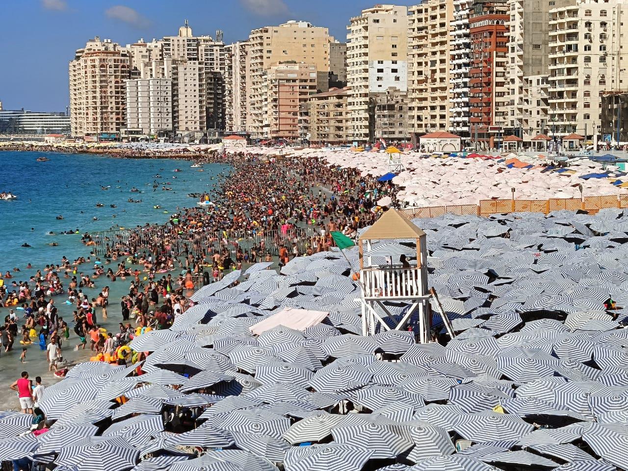 موسم صيف استثنائي على شواطئ الإسكندرية والزوار يشيدون بجهود المصايف| صور