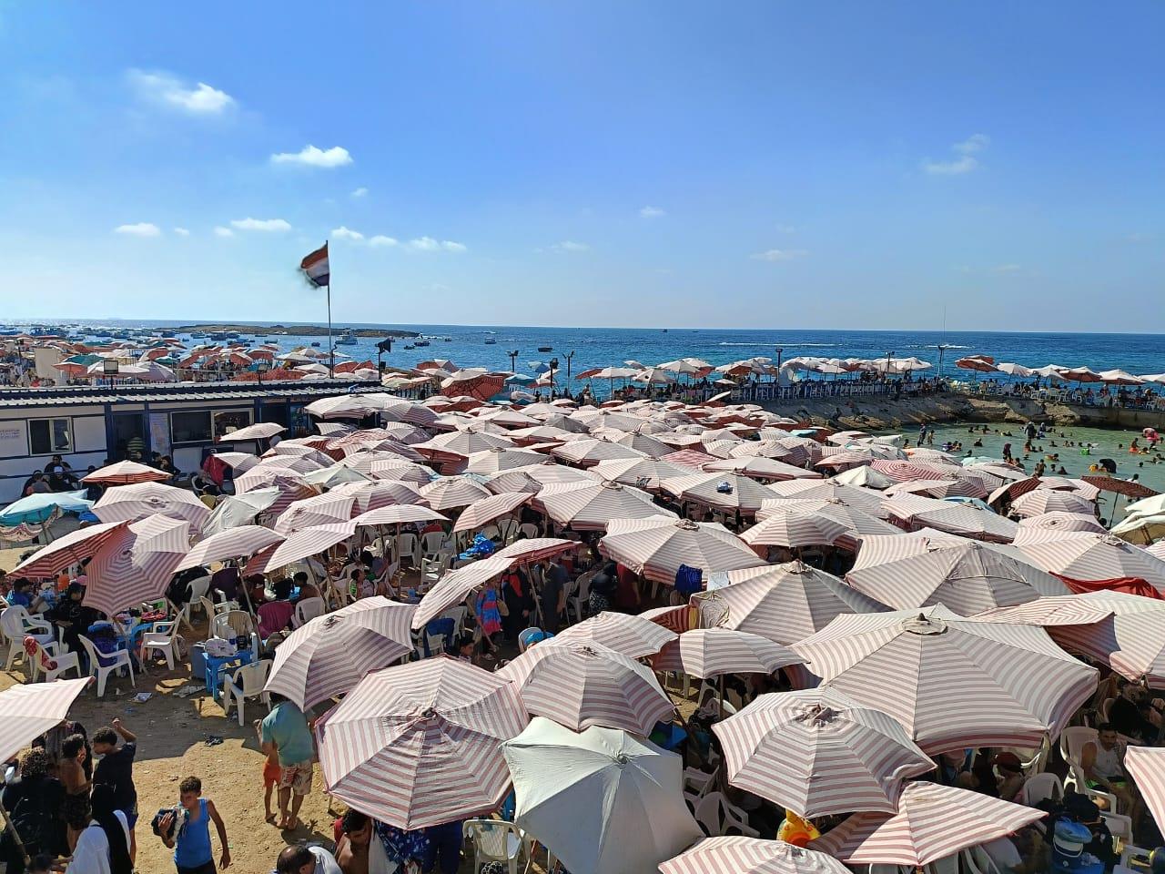 موسم صيف استثنائي على شواطئ الإسكندرية والزوار يشيدون بجهود المصايف| صور