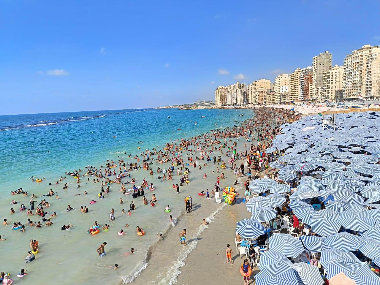 موسم صيف استثنائي على شواطئ الإسكندرية والزوار يشيدون بجهود المصايف| صور