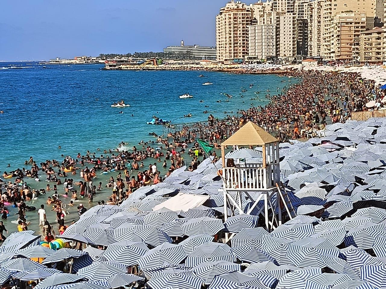 موسم صيف استثنائي على شواطئ الإسكندرية والزوار يشيدون بجهود المصايف| صور