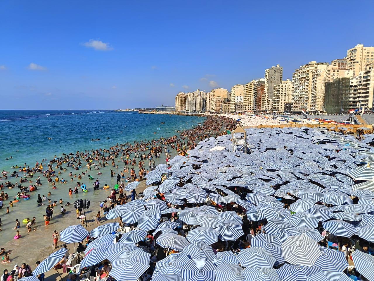 موسم صيف استثنائي على شواطئ الإسكندرية والزوار يشيدون بجهود المصايف| صور
