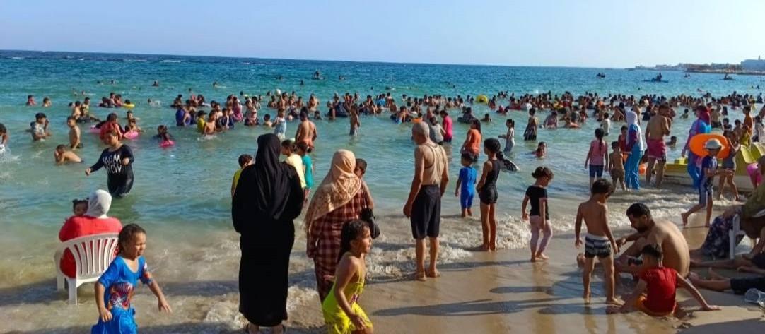 موسم صيف استثنائي على شواطئ الإسكندرية والزوار يشيدون بجهود المصايف| صور