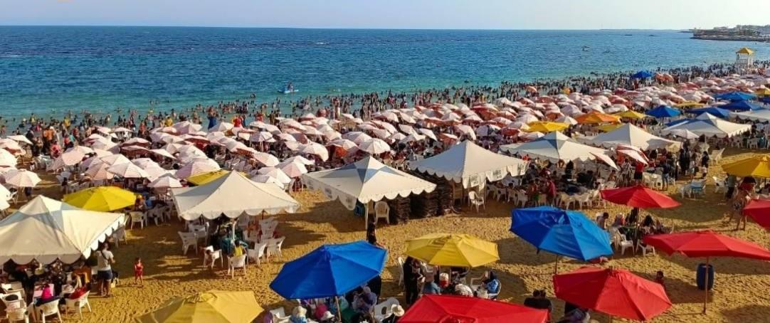 موسم صيف استثنائي على شواطئ الإسكندرية والزوار يشيدون بجهود المصايف| صور
