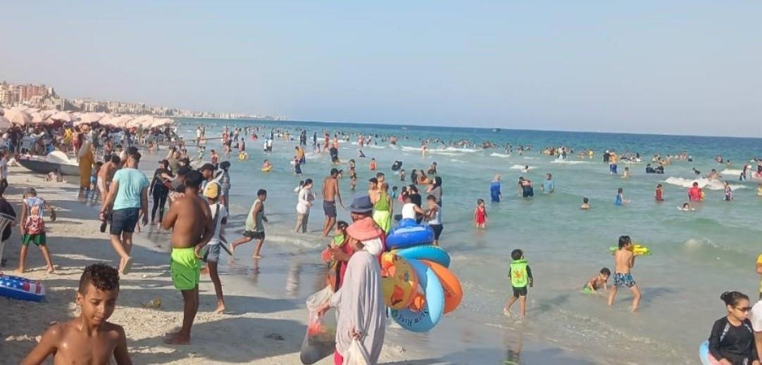 موسم صيف استثنائي على شواطئ الإسكندرية والزوار يشيدون بجهود المصايف| صور