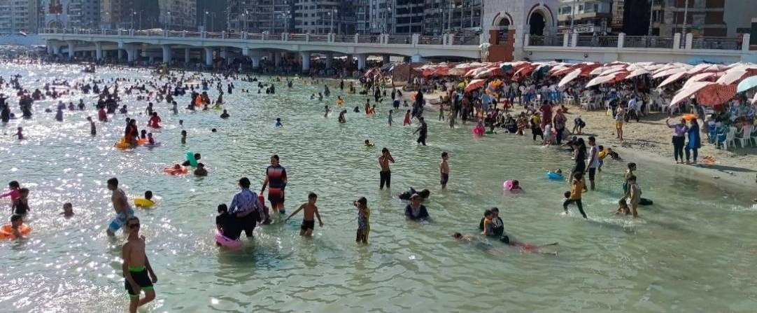 موسم صيف استثنائي على شواطئ الإسكندرية والزوار يشيدون بجهود المصايف| صور