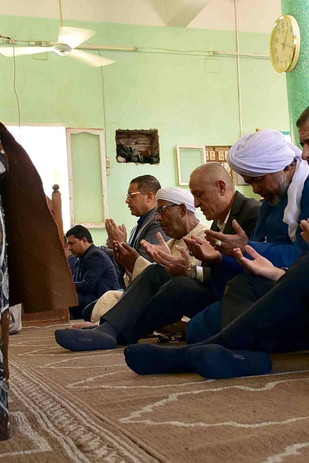 محافظ الأقصر يؤدي صلاة الجمعة بالساحة الجيلانية ويقدم واجب العزاء في فقيد العائلة الجيلانية| صور