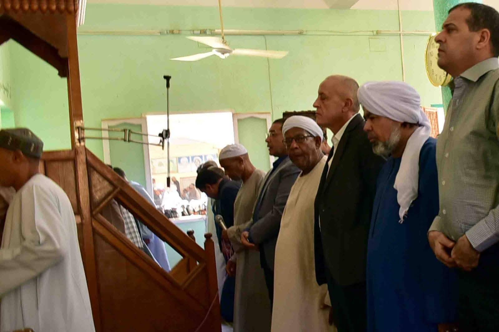 محافظ الأقصر يؤدي صلاة الجمعة بالساحة الجيلانية ويقدم واجب العزاء في فقيد العائلة الجيلانية| صور