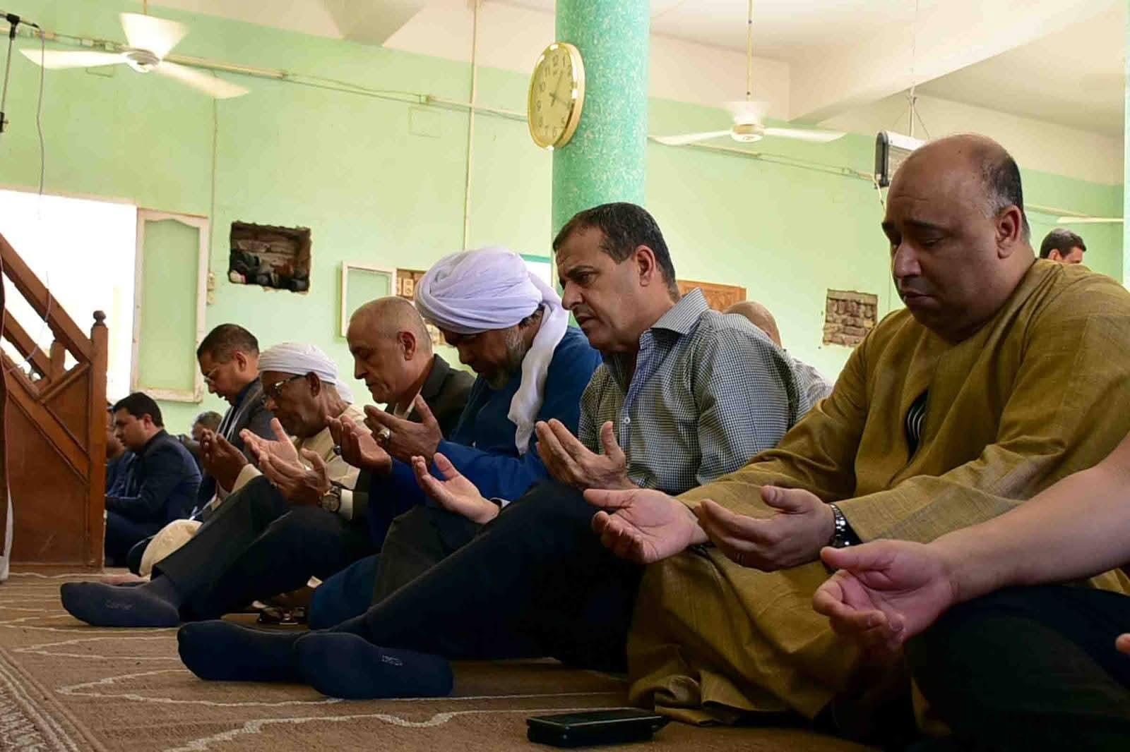 محافظ الأقصر يؤدي صلاة الجمعة بالساحة الجيلانية ويقدم واجب العزاء في فقيد العائلة الجيلانية| صور