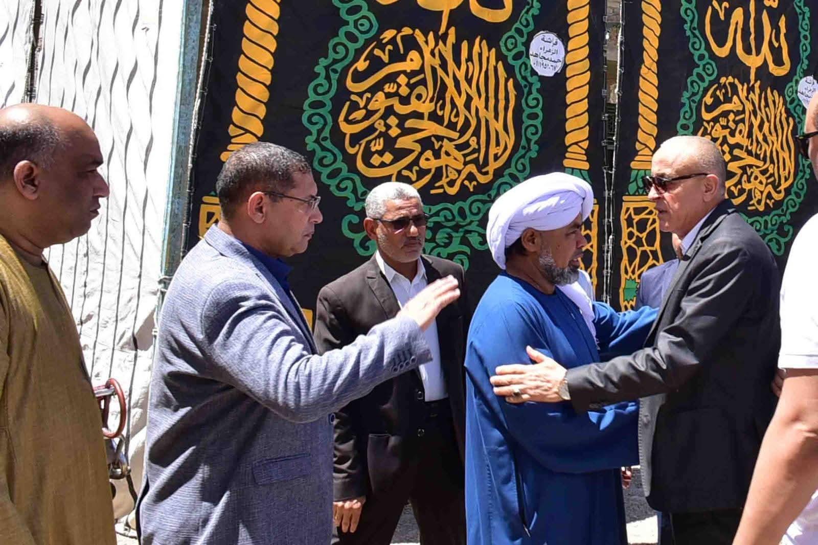 محافظ الأقصر يؤدي صلاة الجمعة بالساحة الجيلانية ويقدم واجب العزاء في فقيد العائلة الجيلانية| صور