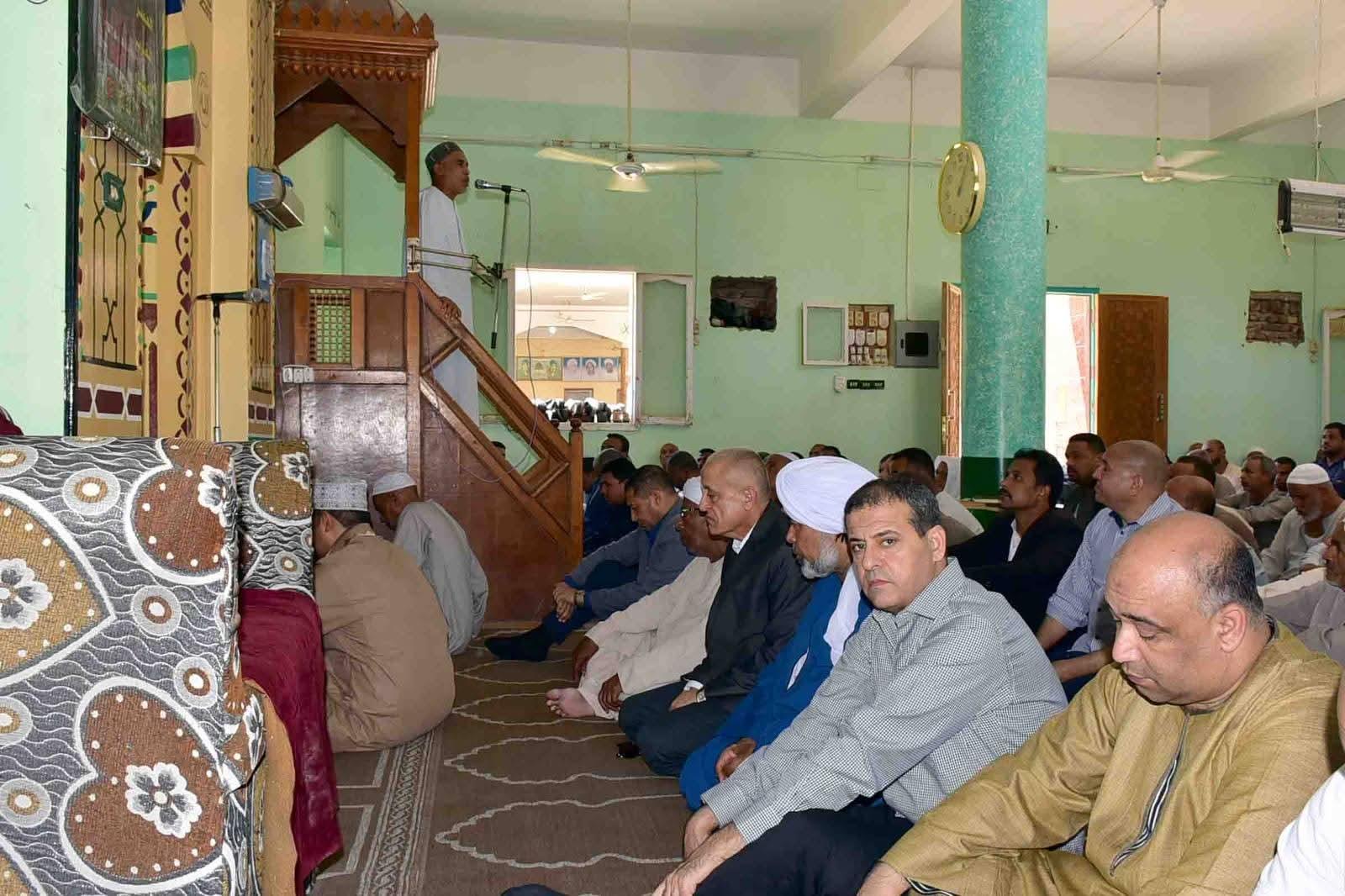 محافظ الأقصر يؤدي صلاة الجمعة بالساحة الجيلانية ويقدم واجب العزاء في فقيد العائلة الجيلانية| صور