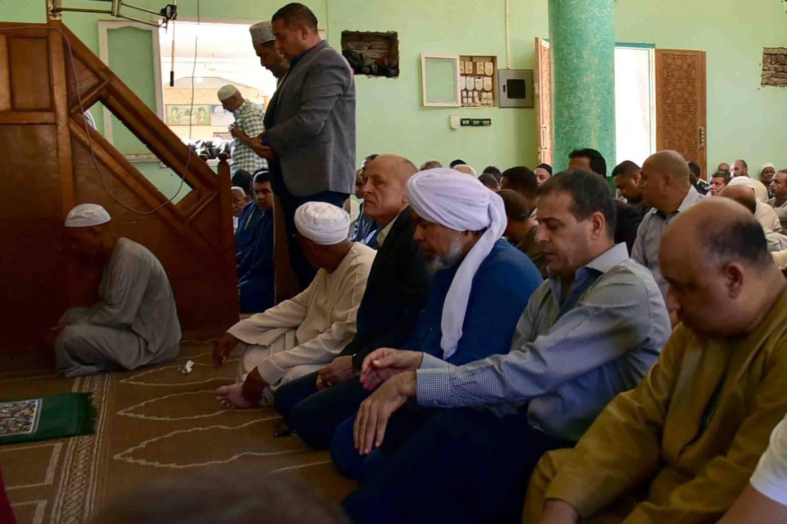 محافظ الأقصر يؤدي صلاة الجمعة بالساحة الجيلانية ويقدم واجب العزاء في فقيد العائلة الجيلانية| صور