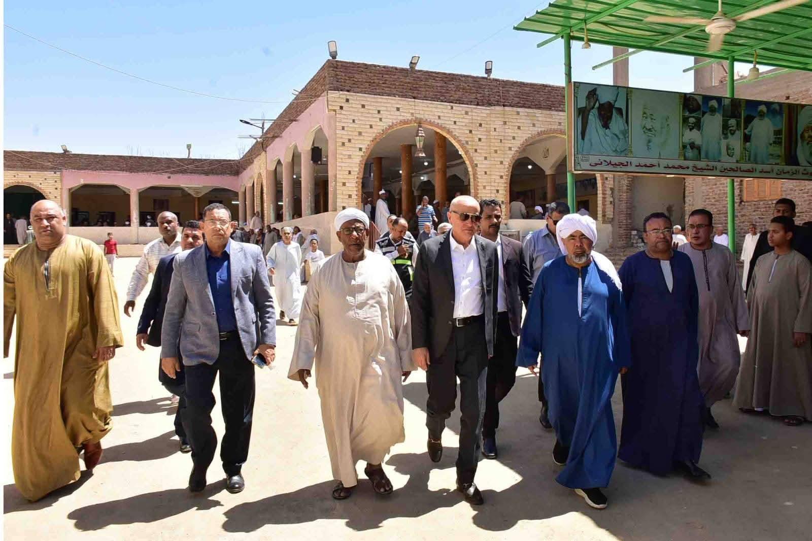 محافظ الأقصر يؤدي صلاة الجمعة بالساحة الجيلانية ويقدم واجب العزاء في فقيد العائلة الجيلانية| صور