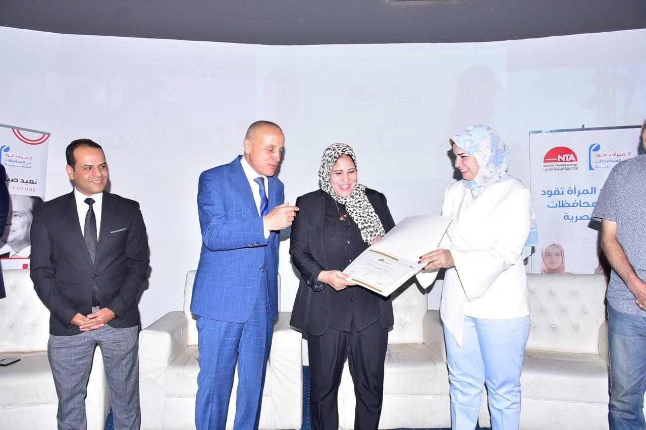 الأقصر يشهد تسليم شهادات لــ 40 سيدة ضمن الدفعة الثالثة من برنامج "المرأة تقود" بالأقصر|صور