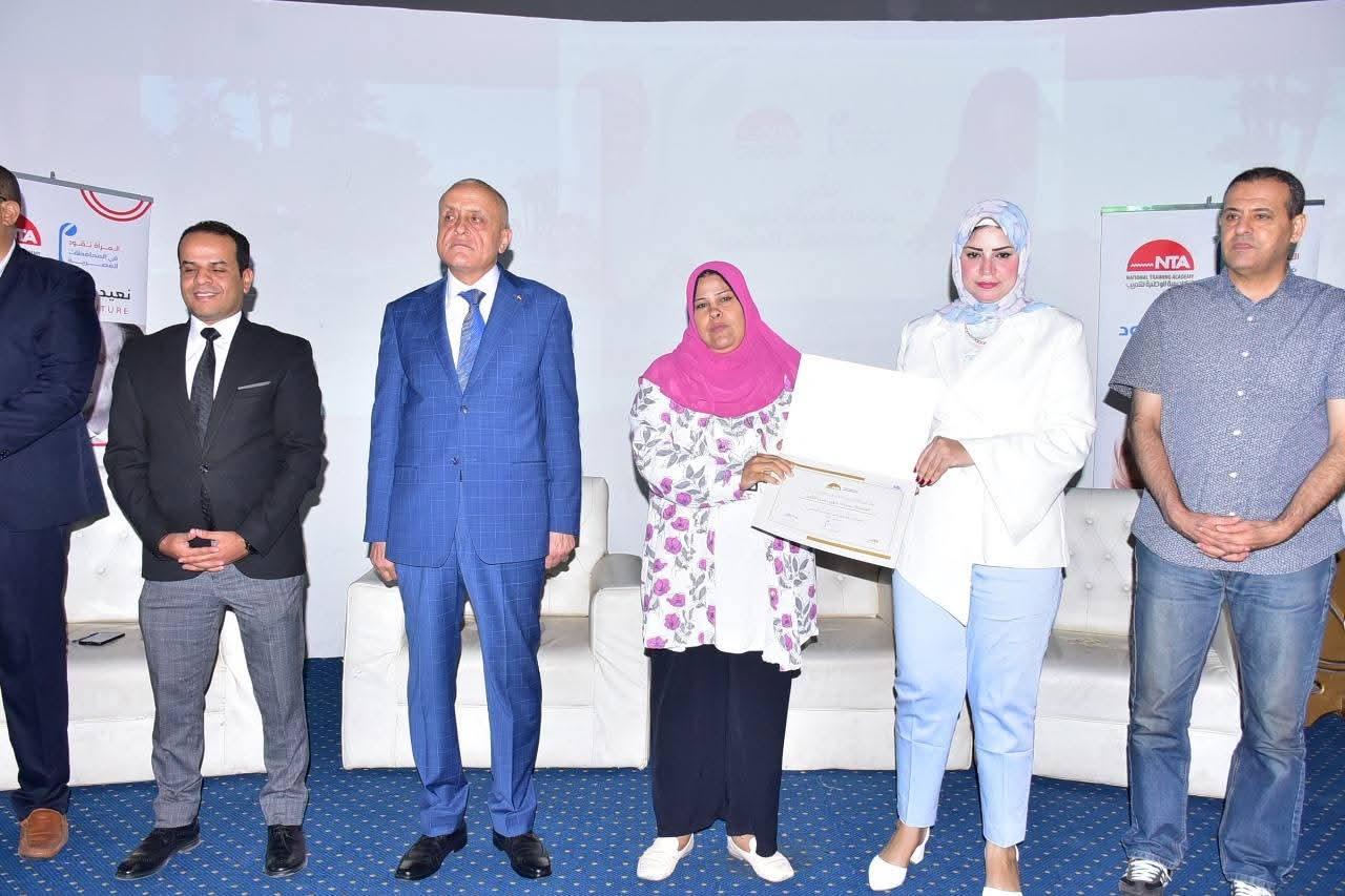 الأقصر يشهد تسليم شهادات لــ 40 سيدة ضمن الدفعة الثالثة من برنامج "المرأة تقود" بالأقصر|صور