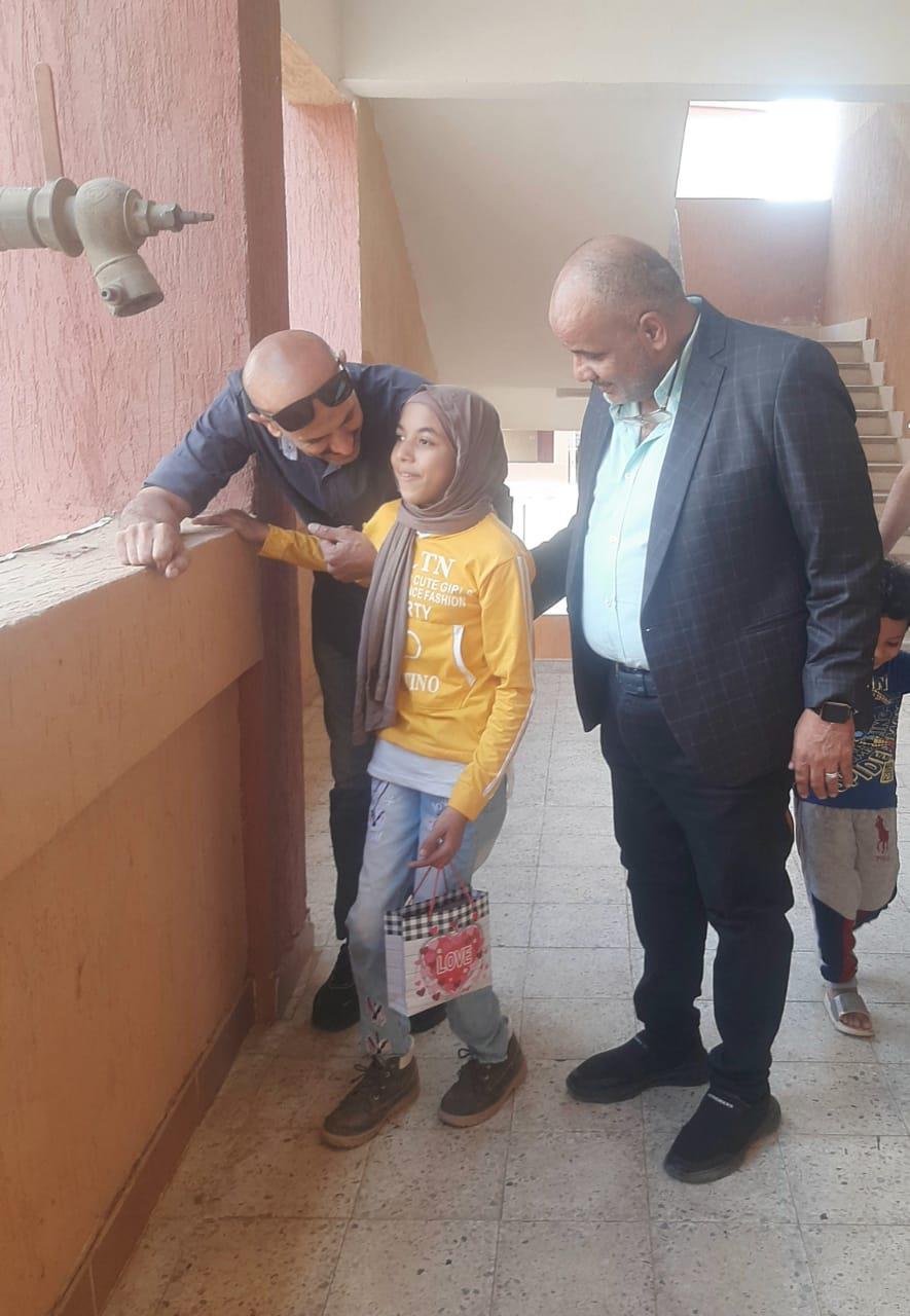 بالصورفي لفتة انسانية وكيل وزارة التربية والتعليم بالغربية