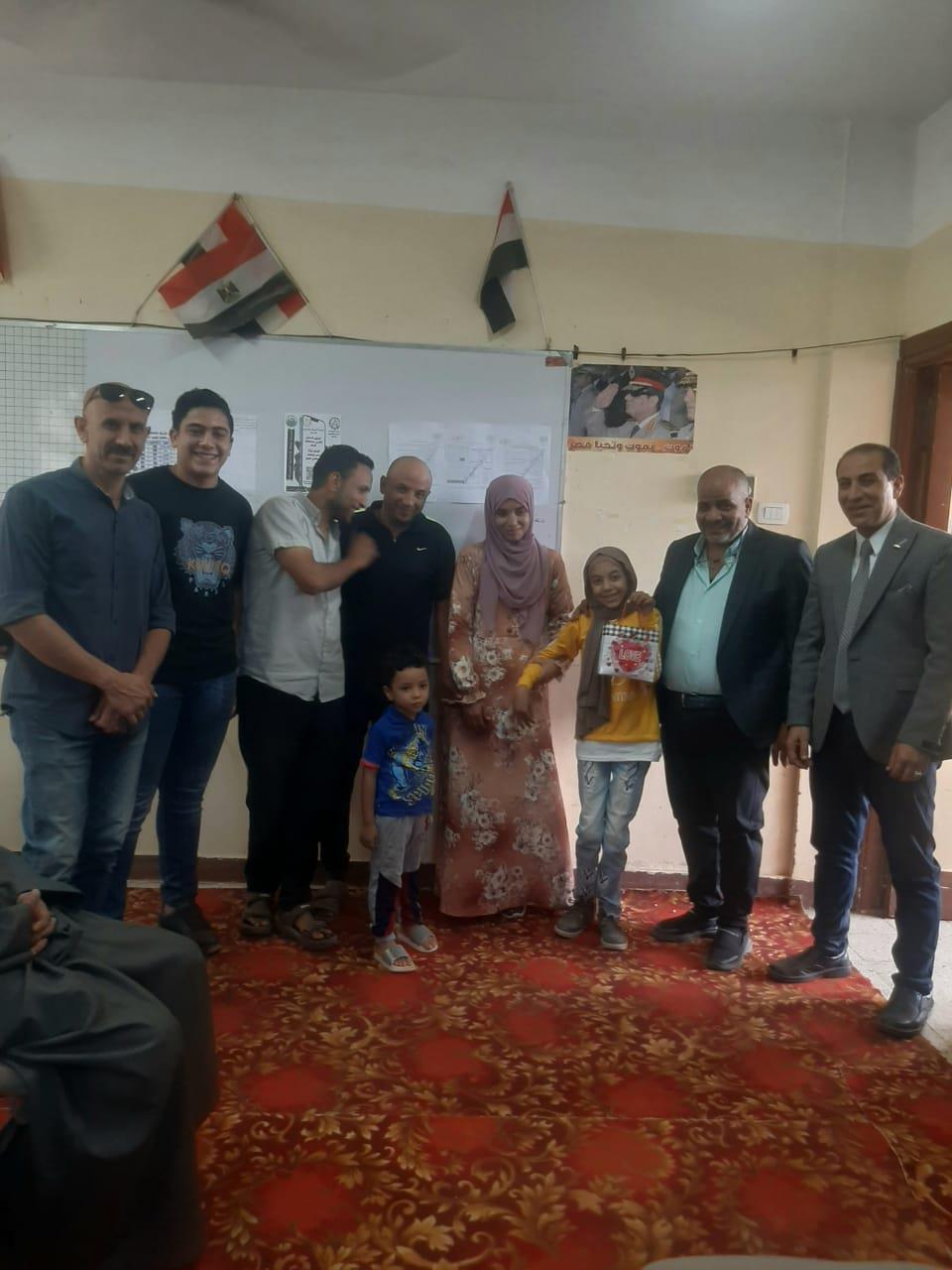بالصورفي لفتة انسانية وكيل وزارة التربية والتعليم بالغربية