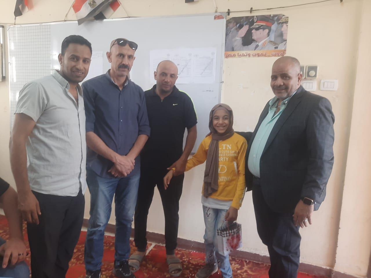 بالصورفي لفتة انسانية وكيل وزارة التربية والتعليم بالغربية