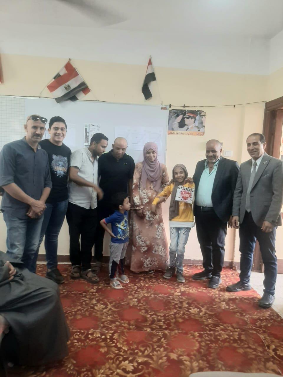 بالصورفي لفتة انسانية وكيل وزارة التربية والتعليم بالغربية