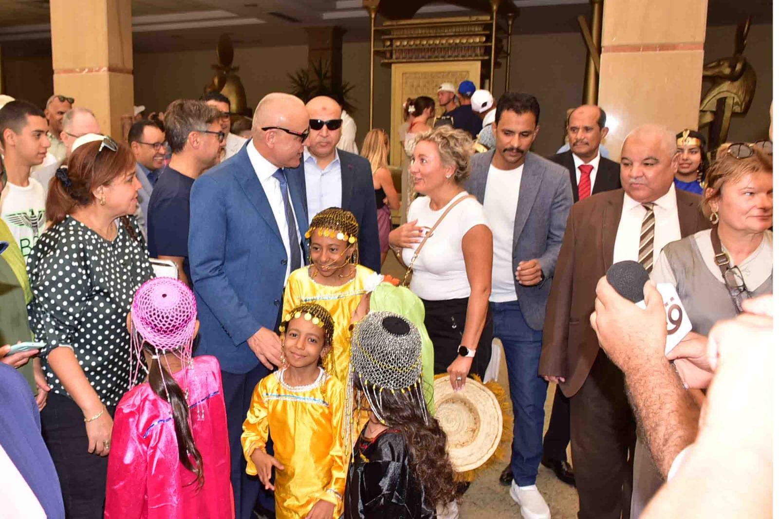 الأقصر تستقبل السياح بالورود والهدايا والرقصات بالزى الفرعونى  فى يوم السياحة العالمى