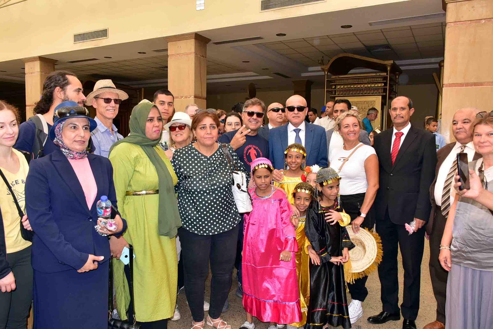 الأقصر تستقبل السياح بالورود والهدايا والرقصات بالزى الفرعونى  فى يوم السياحة العالمى