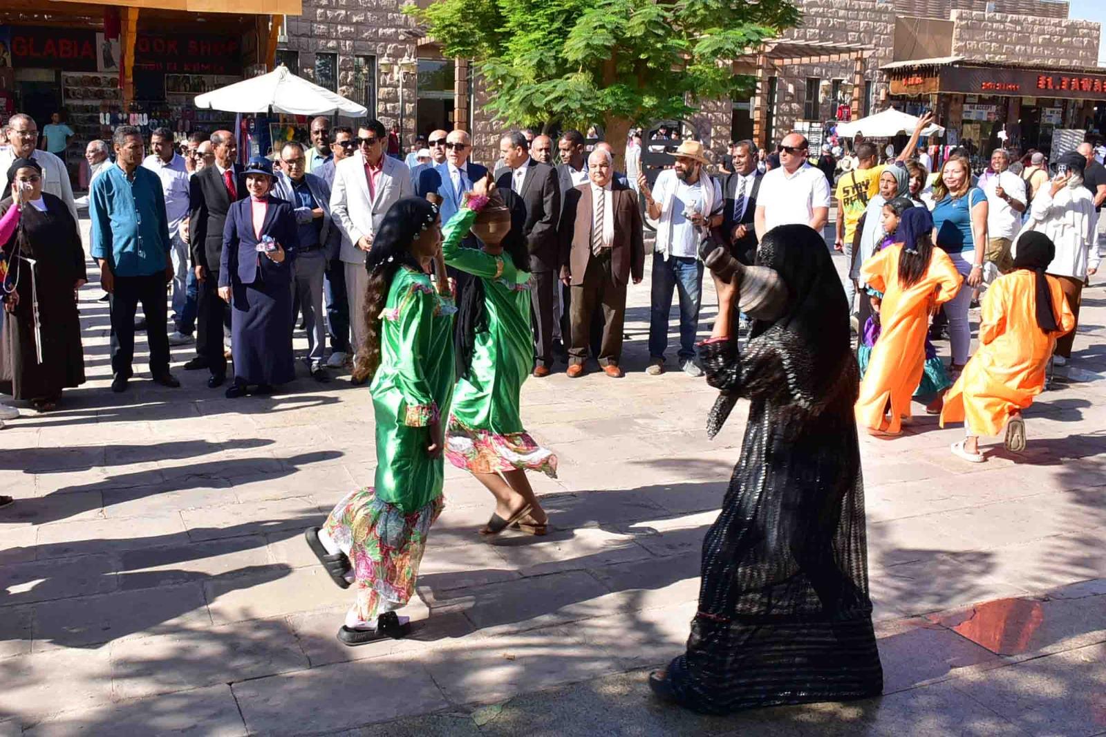 الأقصر تستقبل السياح بالورود والهدايا والرقصات بالزى الفرعونى  فى يوم السياحة العالمى