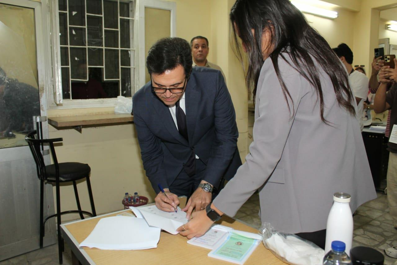 وزير الثقافة يدلي بصوته في انتخابات مجلس النواب