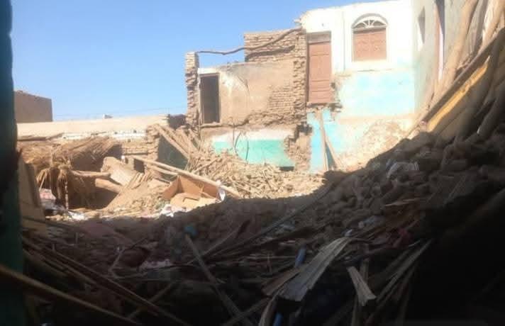 مأساة في قرية الدير شرق أسنا جنوب الأقصر: انهيار منزل يودي بحياة أم وطفليها ويصيب آخرين
