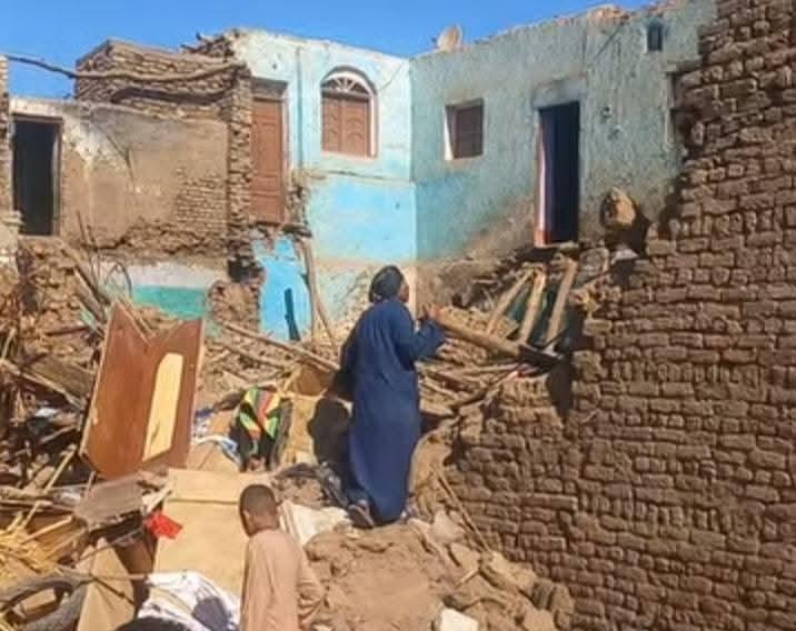 مأساة في قرية الدير شرق أسنا جنوب الأقصر: انهيار منزل يودي بحياة أم وطفليها ويصيب آخرين