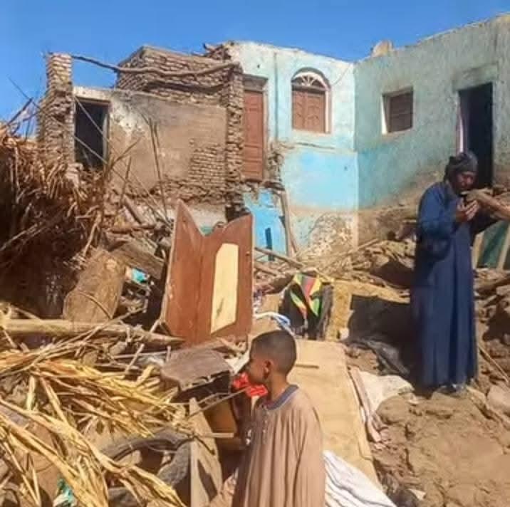 مأساة في قرية الدير شرق أسنا جنوب الأقصر: انهيار منزل يودي بحياة أم وطفليها ويصيب آخرين