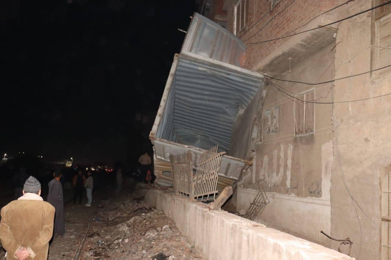 مدير أمن القليوبية في موقع حادث سقوط حاويات القطار بطوخ
