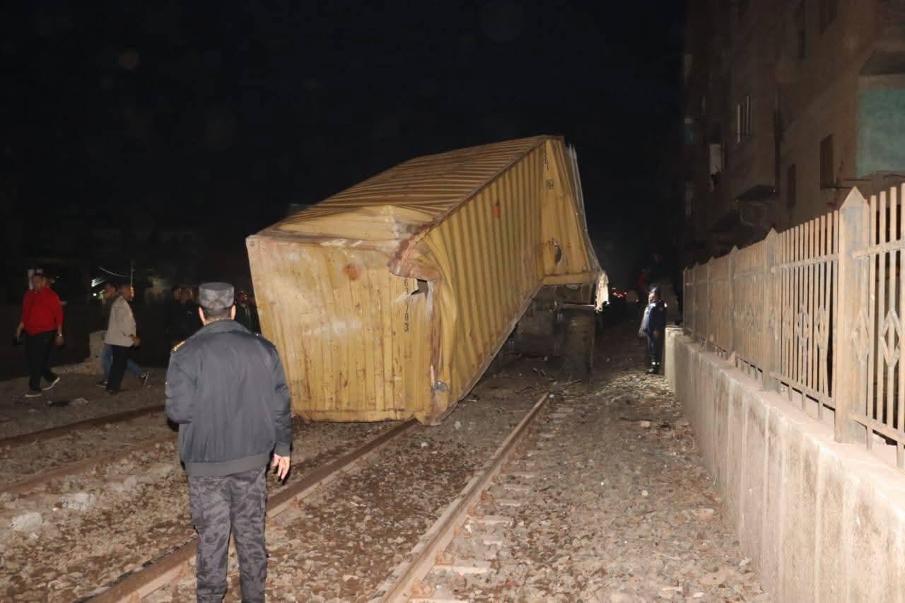 مدير أمن القليوبية في موقع حادث سقوط حاويات القطار بطوخ