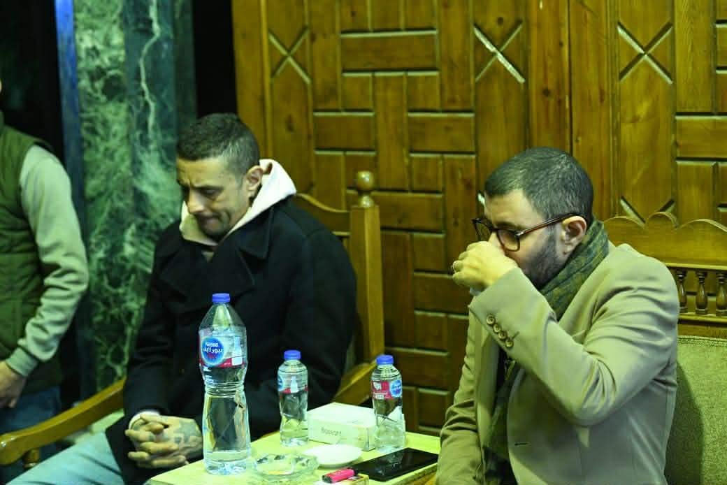 دموع أحمد وعمر الفيشاوي وحضور فني كبير.. أبرز مشاهد عزاء سمية الألفي