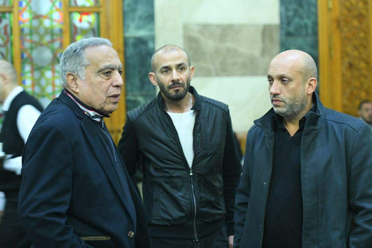 دموع أحمد وعمر الفيشاوي وحضور فني كبير.. أبرز مشاهد عزاء سمية الألفي