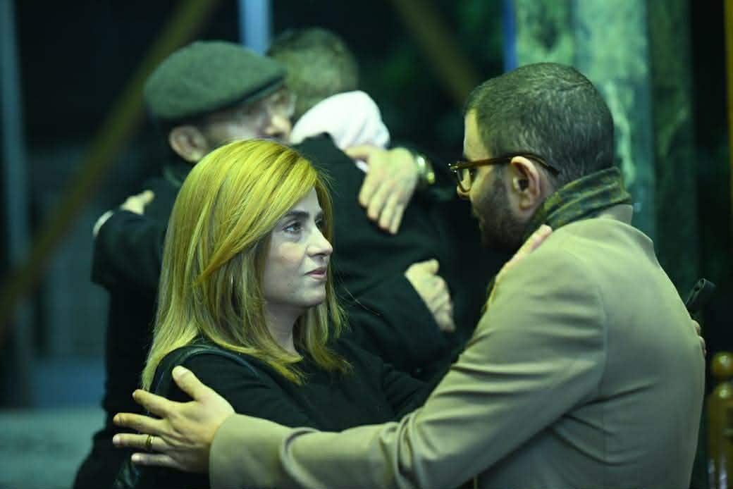 دموع أحمد وعمر الفيشاوي وحضور فني كبير.. أبرز مشاهد عزاء سمية الألفي