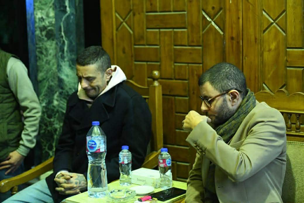 دموع أحمد وعمر الفيشاوي وحضور فني كبير.. أبرز مشاهد عزاء سمية الألفي