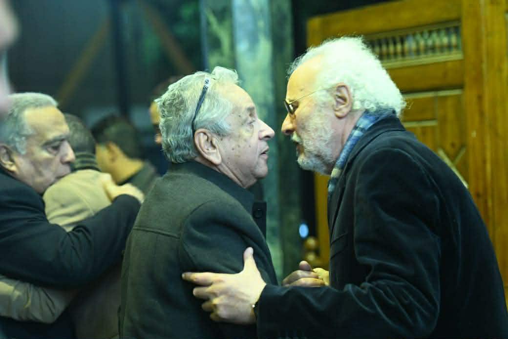 دموع أحمد وعمر الفيشاوي وحضور فني كبير.. أبرز مشاهد عزاء سمية الألفي