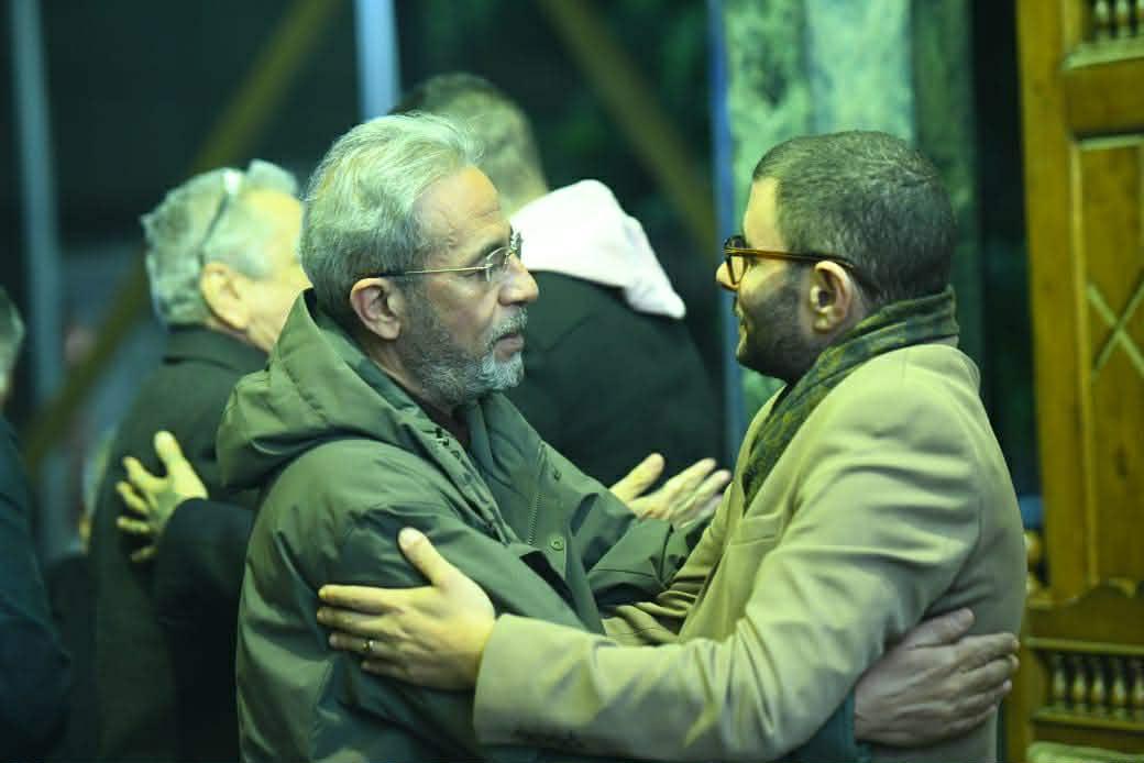 دموع أحمد وعمر الفيشاوي وحضور فني كبير.. أبرز مشاهد عزاء سمية الألفي