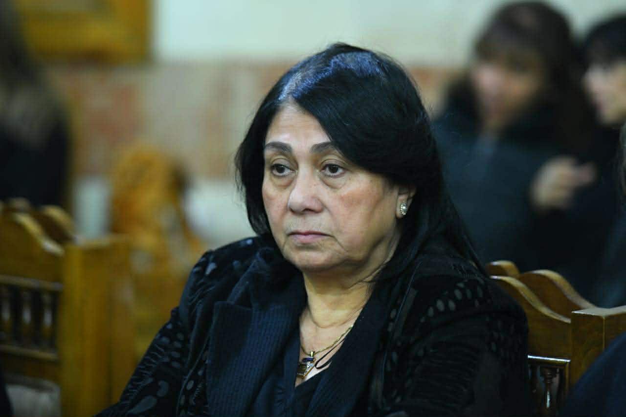 دموع أحمد وعمر الفيشاوي وحضور فني كبير.. أبرز مشاهد عزاء سمية الألفي