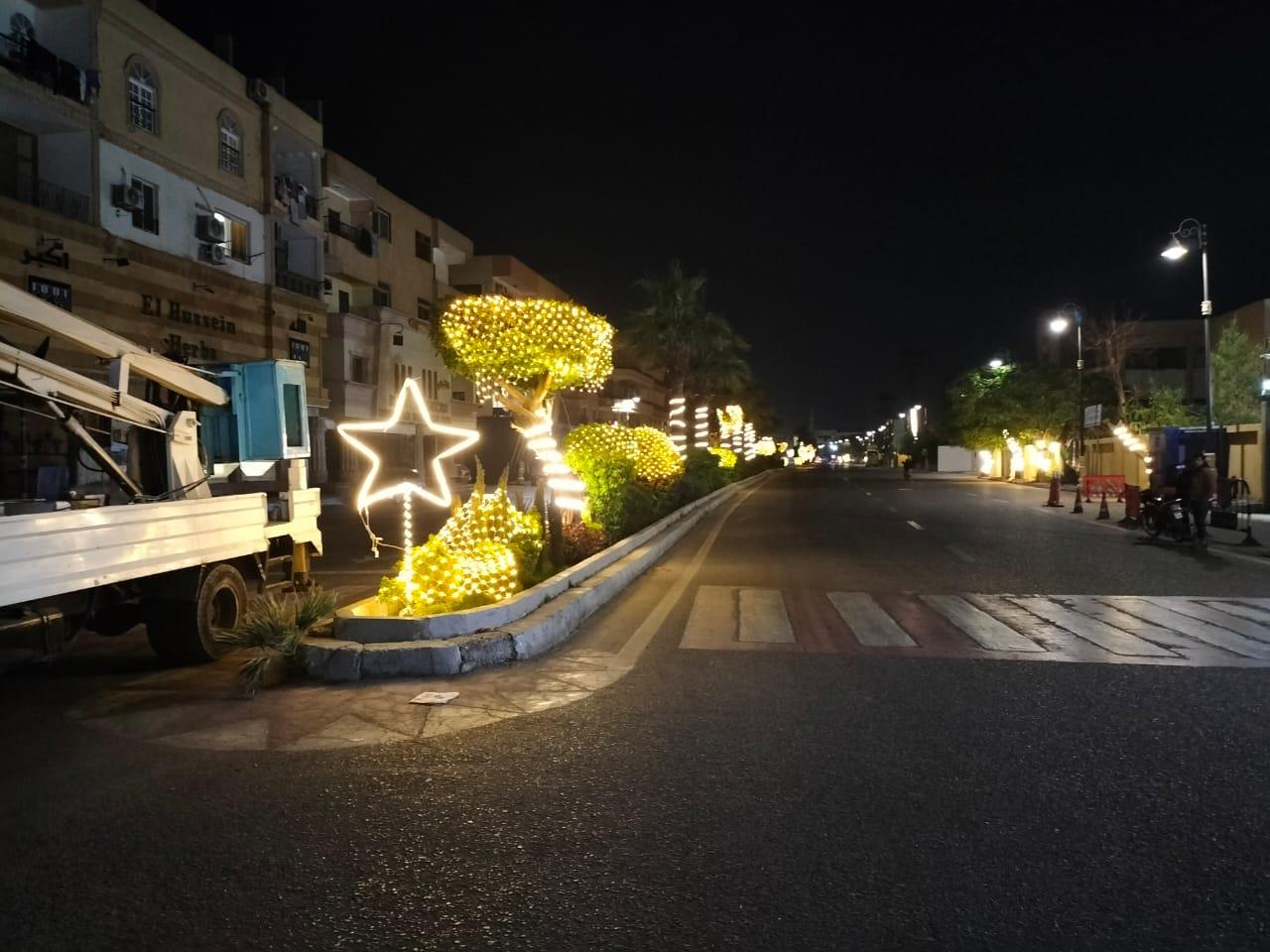 شوارع الأقصر ومعالمها تتزين بعناقيد النور الديكورية للإحتفال بـ ليلة رأس السنة