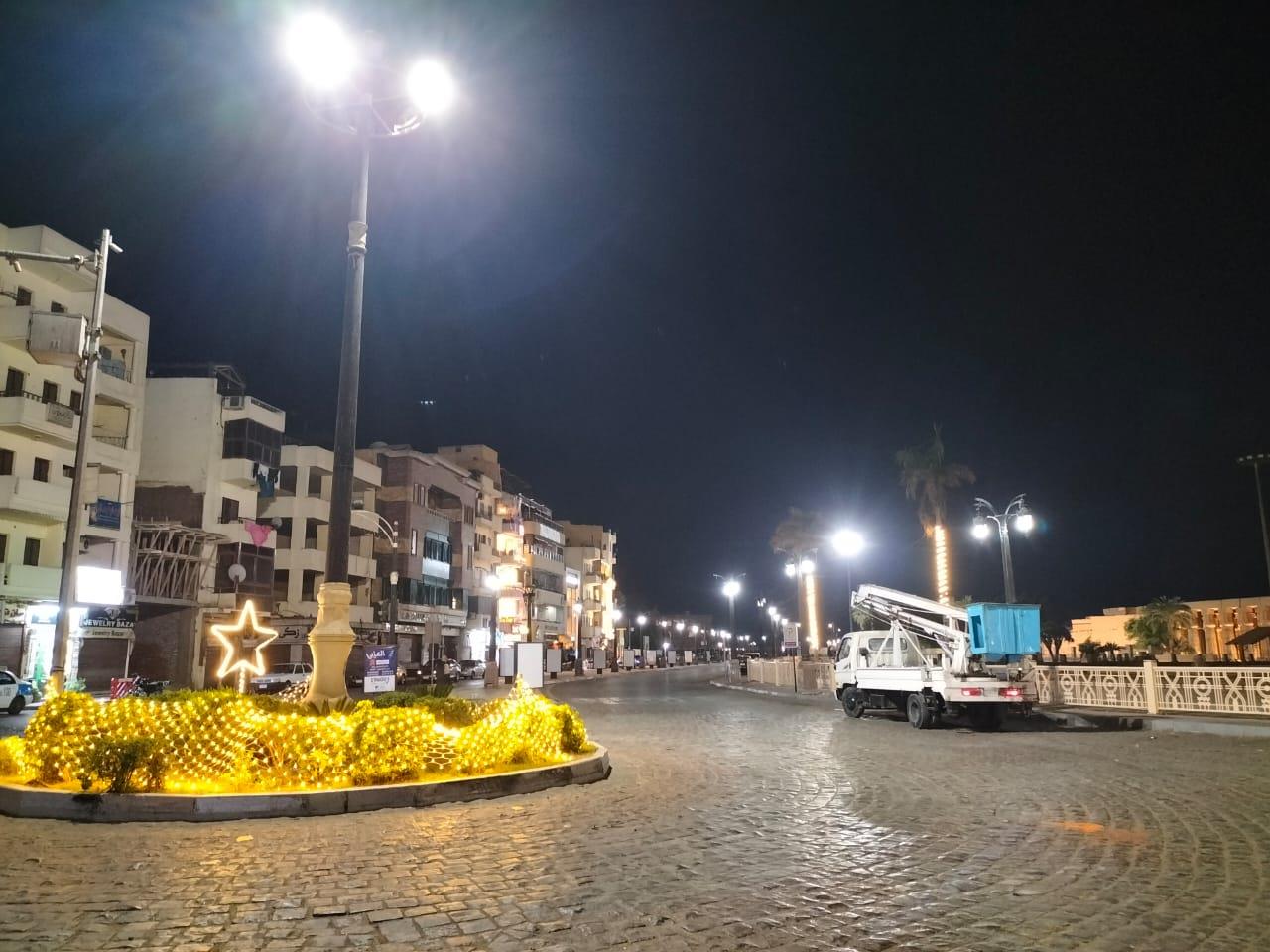 شوارع الأقصر ومعالمها تتزين بعناقيد النور الديكورية للإحتفال بـ ليلة رأس السنة
