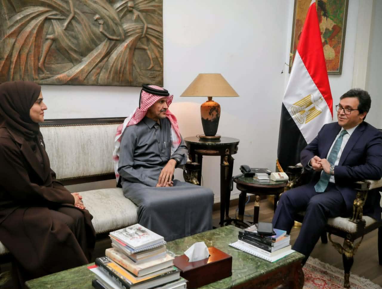 وزير الثقافة يلتقي سفير قطر بالقاهرة لتعزيز التعاون الثقافي