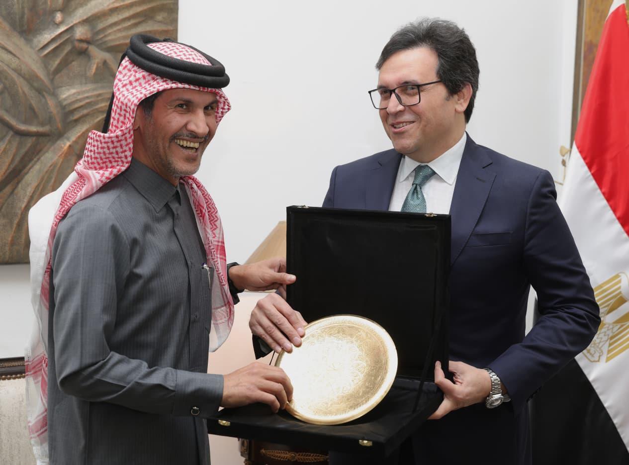 وزير الثقافة يلتقي سفير قطر بالقاهرة لتعزيز التعاون الثقافي
