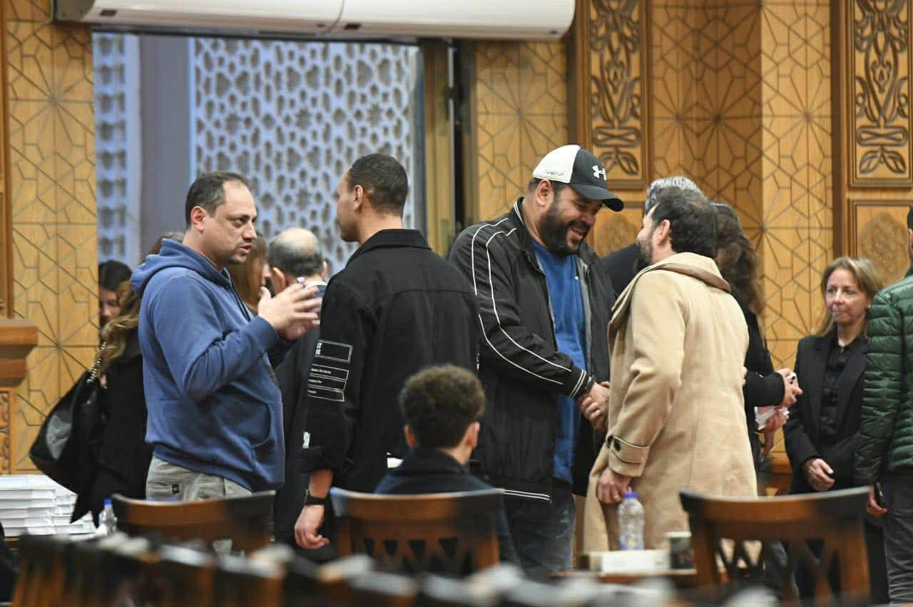 أحمد داود يساند زوجته الفنانة علا رشدي في عزاء والدها الراحل