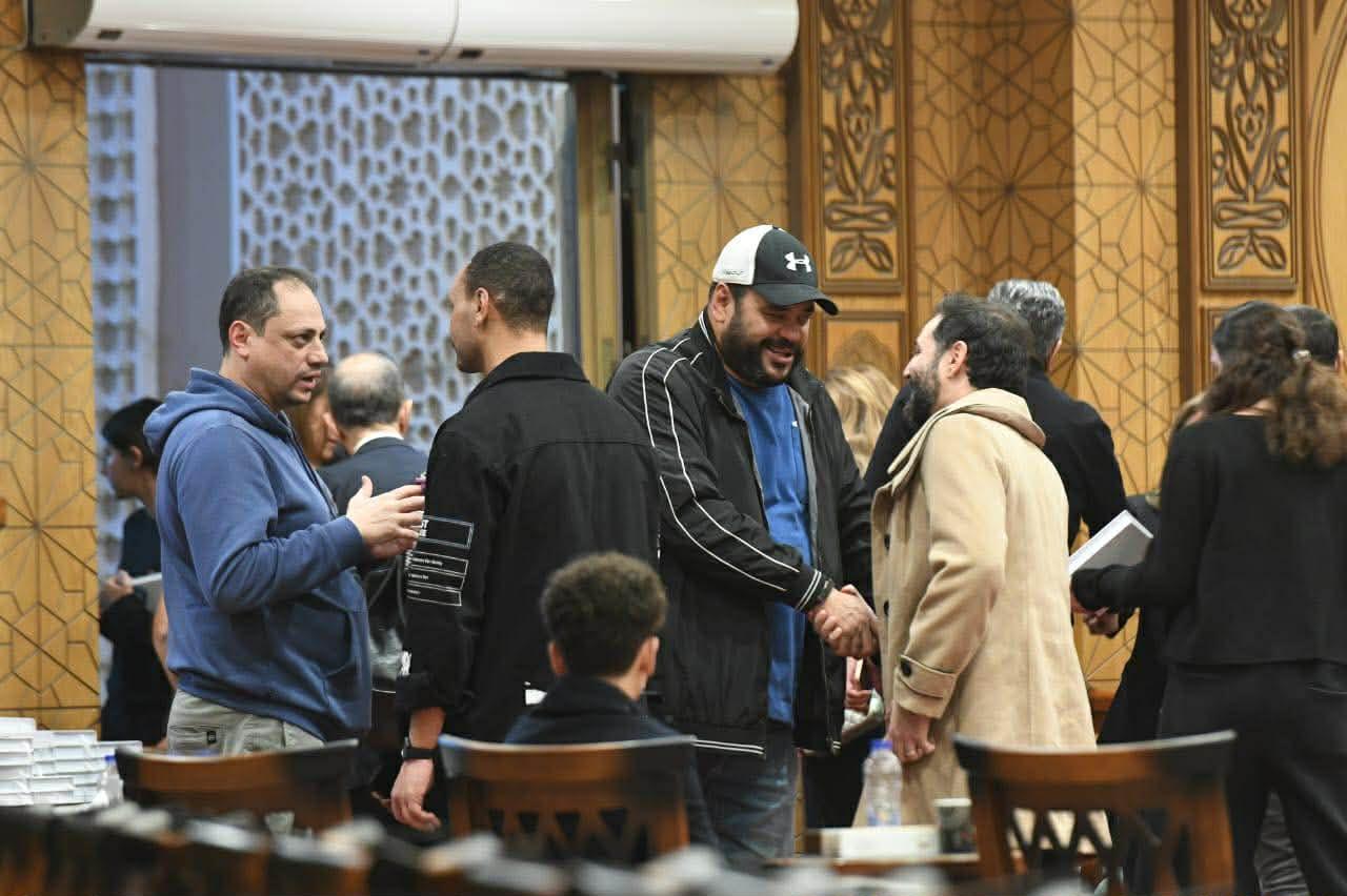 أحمد داود يساند زوجته الفنانة علا رشدي في عزاء والدها الراحل